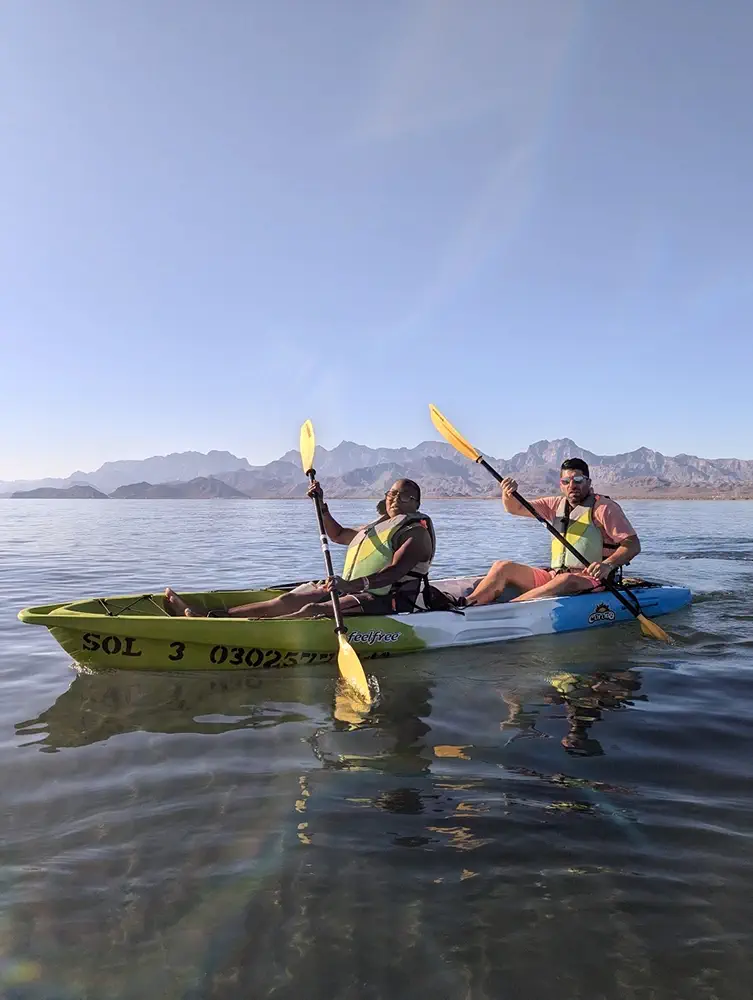 2 people Kayaking in Loreto Bay