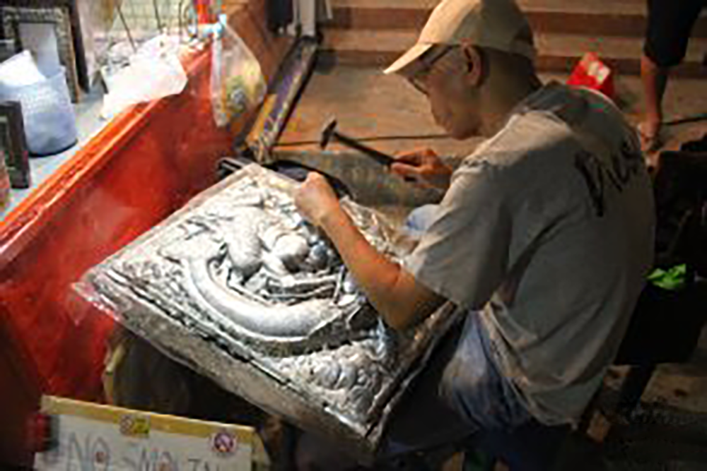 Metal-works in the streets – from the artists hands to your hands
