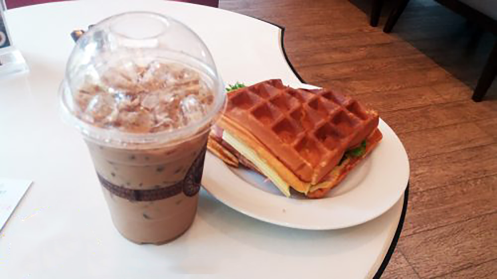 Somerset Lake Point Hotel – Coffee shop iced tea and waffle sandwich